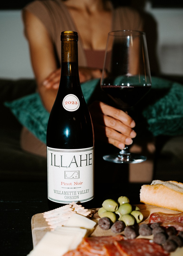 GACrown's tweet photo. 9️⃣2️⃣. That's what the 2023 @illahevineyards Pinot Noir was awarded. The Willamette Valley red is hand-picked, basket-pressed, &amp; barrel-aged, a little taste of Oregon in every bottle. Pairs well with earthy, savory dishes or a classic charcuterie.

#OregonWine #PinotNoir #Illahe https://t.co/GTx1LejSaM