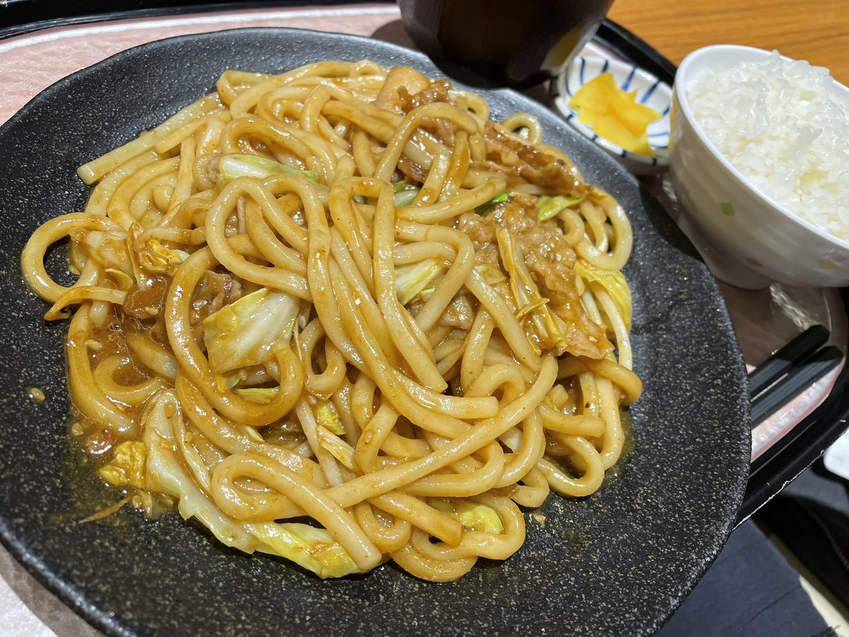 CREngoJPN's tweet photo. 味噌焼きうどん💕

おはようございます🌞
一昨日の夕飯で
三重県の亀山市ご当地グルメなんですが地味に食べたくなるのが不思議😊
味噌味なので白米と相性バッチリ🎉

ただやる気スイッチが見当たらなくて💦
中々ONになりませんが😅
取り敢えず低モード始動中🤣
今週もよろしくお付き合いください😃 https://t.co/xyCjp8htxs