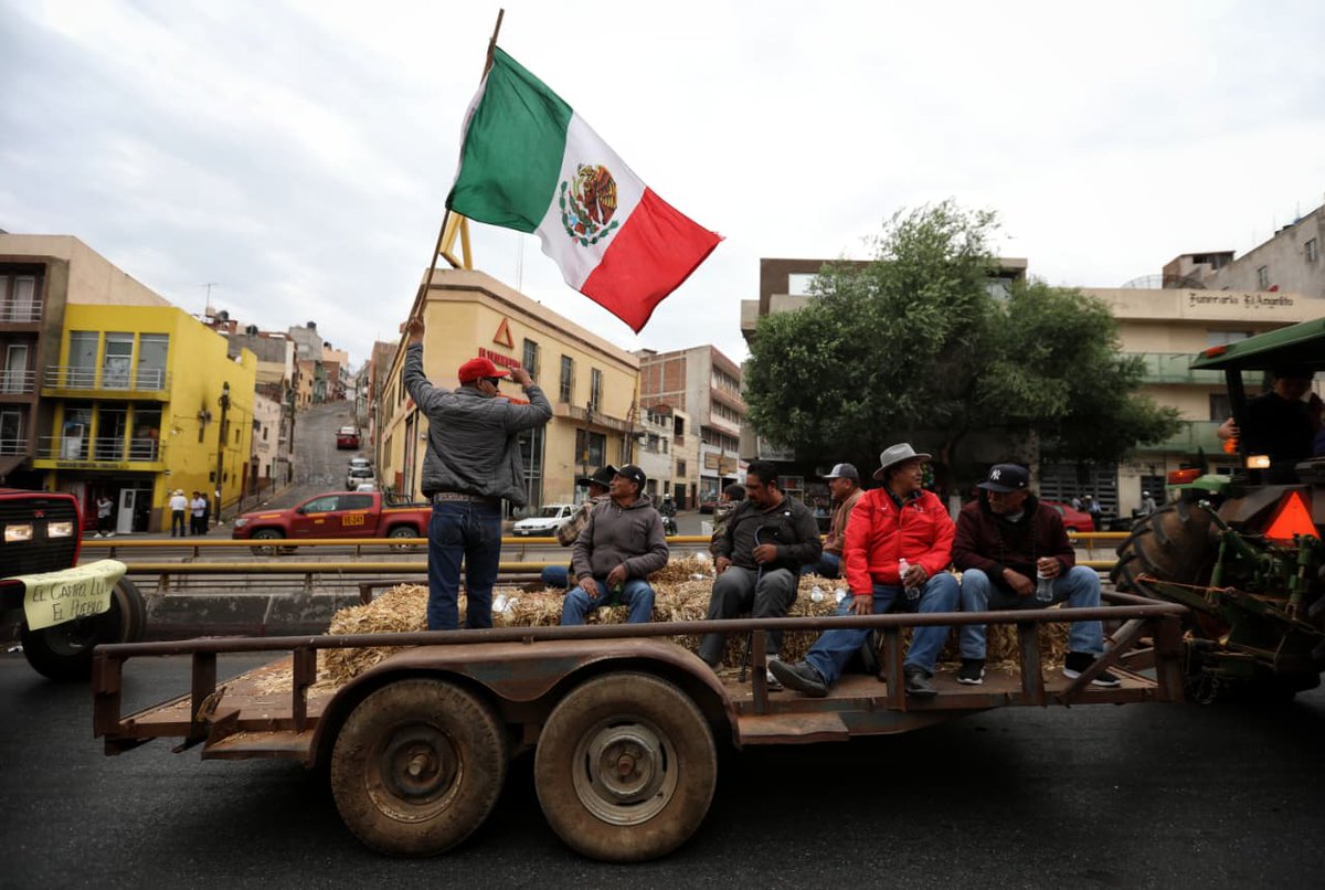 soldezacatecas's tweet photo. 📢🌾 Megamarcha de campesinos, colectivos, estudiantes universitarios y sociedad civil ✊🚜
📸 Flor Castañeda / El Sol de Zacatecas https://t.co/dv8HMv8TJf