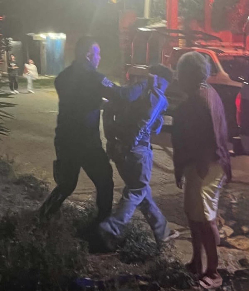 paconde's tweet photo. ⭕️ DÓSIS DE GOLPES | Tunden a golpes a posible ladrón de una motocicleta en #Papalotla; policías municipales lo rescataron y lo pusieron. A disposición de las autoridades ministeriales #ÍNDICEMEDIA  📸 Luis Ángel O. | La Red #Tlaxcala https://t.co/KWYzh3UDDM