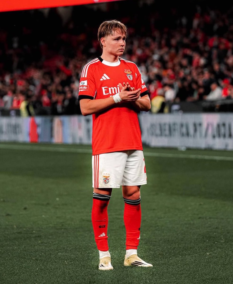 Que isto não tenha sido uma despedida da Luz.

Um craque dos pés à cabeça, merece um ano a titular, merece ser o destaque desta equipa.

Correu sem parar o jogo todo, ele respeita o manto sagrado mais do que muitos que cresceram cá.

Foi um gosto, espero que seja só um até Julho