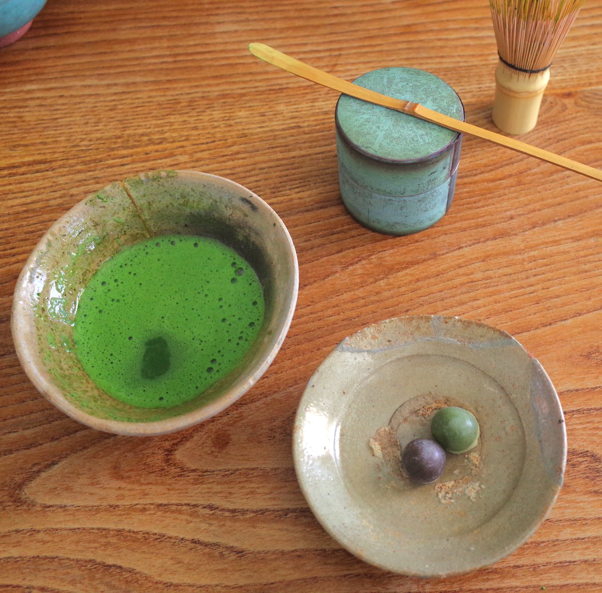 開化堂古銅緑青茶入を核にしつらえ。緑青の翠色と抹茶との襲色目が