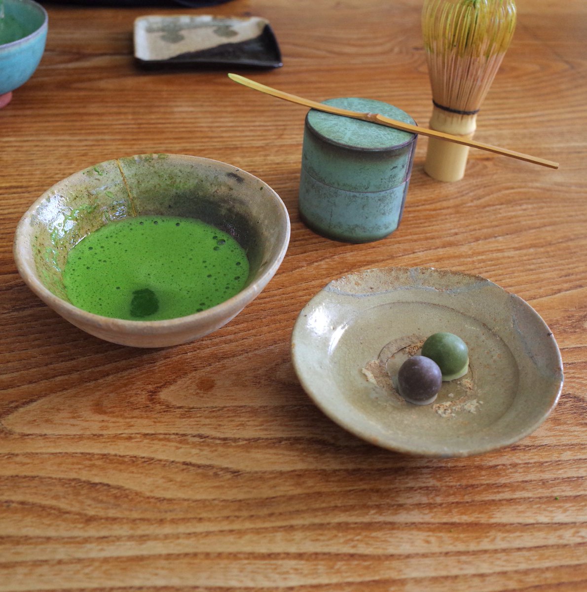 開化堂古銅緑青茶入を核にしつらえ。緑青の翠色と抹茶との襲色目が