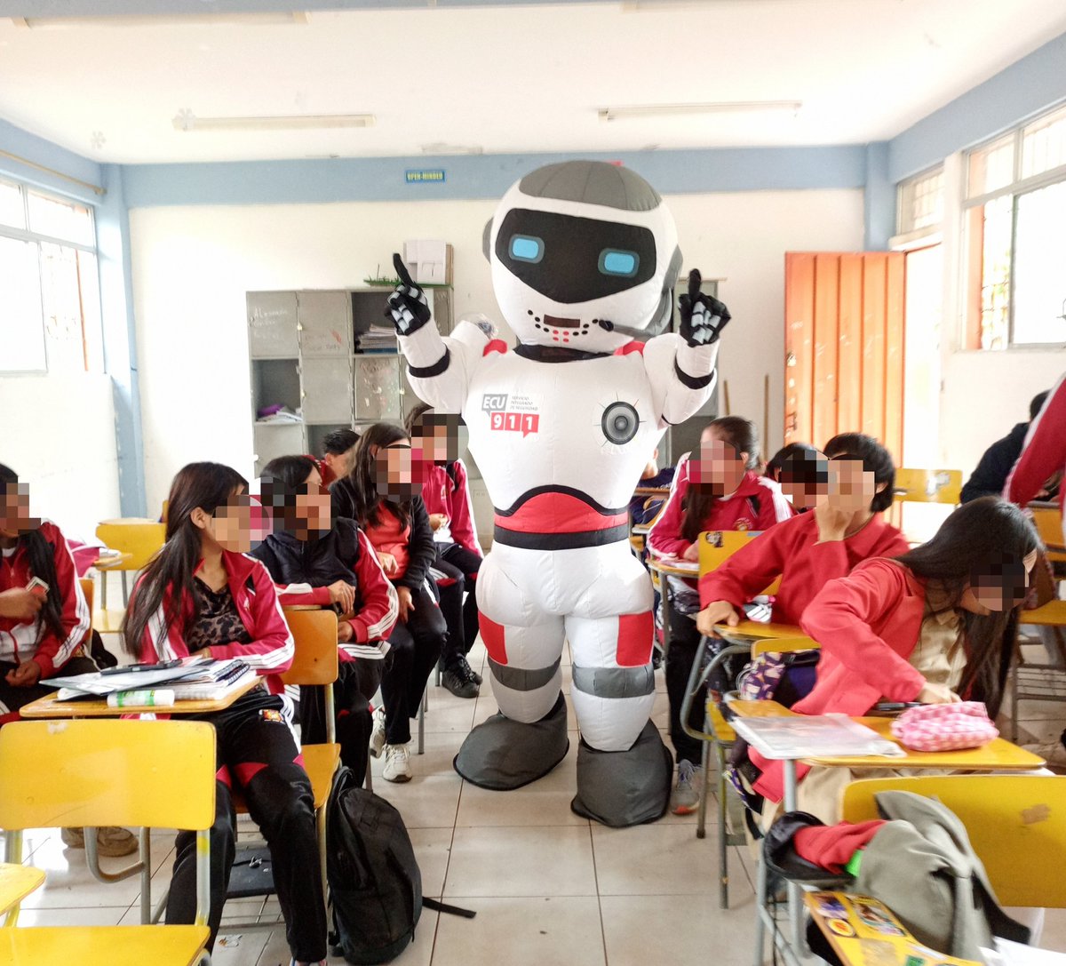 ecu911sambo's tweet photo. #Bolívar
En una mañana llena de aprendizaje y diversión, los estudiantes de la Unidad Educativa Ángel Polibio Chaves del cantón San Miguel, aprendieron junto a nuestro superhéroe #Ecutron como hacer buen uso de la línea única 9-1-1 y la forma correcta de reportar una emergencia.📱
Una llamada a tiempo salva vidas.