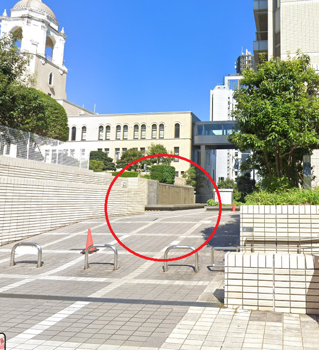 yuuseikamenn's tweet photo. ＃静岡市役所
＃喫煙
５月９日で呉服町ハワイアン祭りがあったときここで不良グループがたむろして喫煙。女の子を「ブス！禿！」と罵声を浴びせてた。自転車青切符より路上喫煙２０００円はどうなった？１１０番してよかったのかな第二のハンマーおじさん出るぞ！防犯カメラは？市役所や中央署の鼻先 https://t.co/LN8khYpDmW