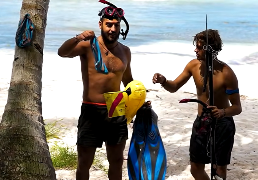 amlicious3's tweet photo. #survivorGR 
Από ότι βλέπω από διαφορετικές στιγμές μια σημαδούρα ανα δυο άτομα,ο σταύρος δεν είχε σε καμμία φωτογραφία,οικονομία στις σημαδούρες έκαναν;;
Σταύρο σου ευχόμαστε όλοι να γίνεις καλά παλικάρι μου,η παναγία μαζί σου! https://t.co/eKyuiopGfW