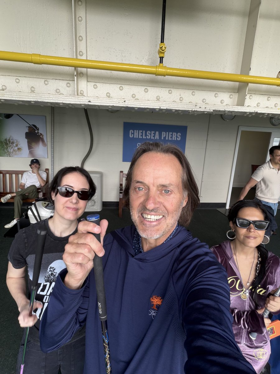 JohnLegere's tweet photo. Some golfing at the driving range with the girls yesterday! Definitely improving our swings. 🏌️ https://t.co/UhdBdnTxcw