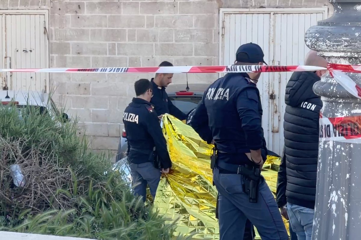 TARANTO: Uomo maliano di 35 anni ucciso da una baby gang il 9 maggio in piazza Fontana: Fermati 5 ragazzi (un ragazzo di 19 anni e quattro minorenni tra i 15 e i 16 anni), a sferrare i colpi mortali sarebbe stato un ragazzo di 15 anni