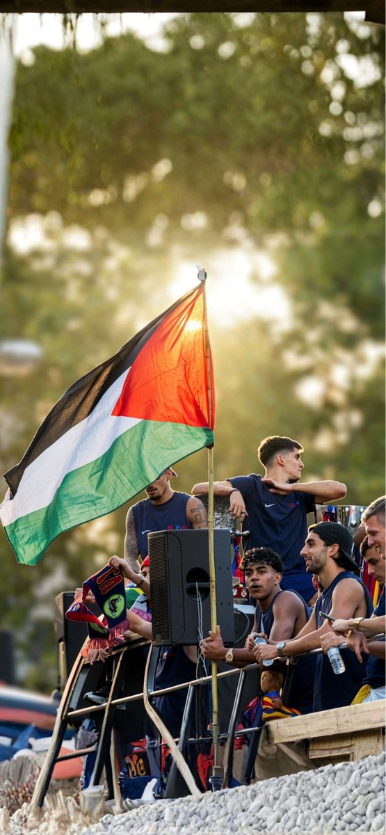 adn1an_'s tweet photo. لامين يامال مش موهبة انفجرت في وجه أوروبا بس، إحنا قدام شخصية كروية وعقلية تتدرس لنجوم كبار 🔥

شاب عنده 18 سنة، في بداية طريقه ومستقبله، وبكل شجاعة يعتز بدينه وهويته وما همه أحد.

 فوق هذا كله، يرفع علم فلسطين في عز احتفالات الدوري ولا فكر في عقود ولا فلوس ولا إعلام ولا همه اللوبي الصهيوني.

 مواقف تثبت إن الرجولة مش بالسن، الرجوله جينات. 🫡❤️

الكل في إسبانيا عرف قيمته بعد الإصابة، عرفوا إن المونديال بدونه مستحيل. استثنائي في الملعب، وأسطورة في المواقف.

#برشلونة
 #لامين_يامال
 #LamineYamal