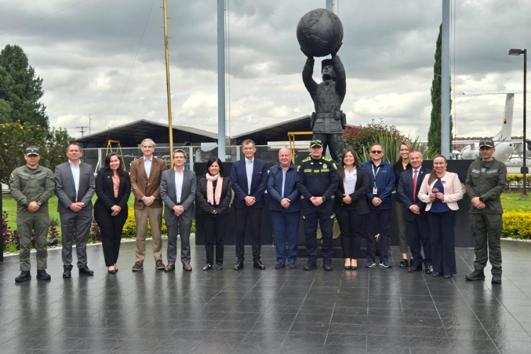 BascColombia's tweet photo. Participamos en reunión con el director de la
@PoliciaAntiNar, el Sr. Brigadier General William Castaño Ramos, junto con representantes de gremios del país, en un espacio de articulación y trabajo conjunto para seguir sumando esfuerzos en la lucha contra el narcotráfico y el fortalecimiento de la seguridad del comercio internacional.  

En BASC estamos comprometidos con la protección de las cadenas de suministro y la construcción de un comercio más seguro y confiable para #Colombia.