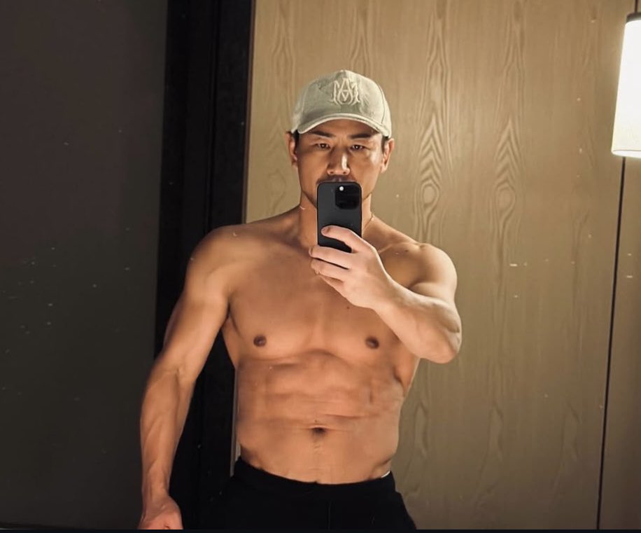 muscle__elite's tweet photo. 47歳でこの肉体。
引退後さらに磨かれた男がいる。🔥

▫️魔裟斗（47歳）
▫️174cm / 推定75kg
▫️元K-1キックボクサー・格闘技解説者・実業家 https://t.co/KoEQnxzovu
