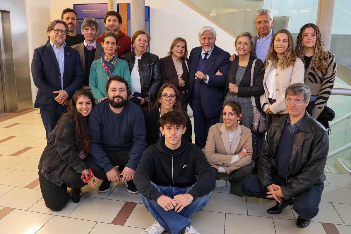 Con profunda emoción y gratitud recibí la sorpresa de este homenaje académico y humano que representa el libro “Los Derechos Humanos y su Potencial Transformador”, obra presentada en la Facultad de Derecho de la Universidad de Chile y dedicada a mi trayectoria. Nunca imaginé que