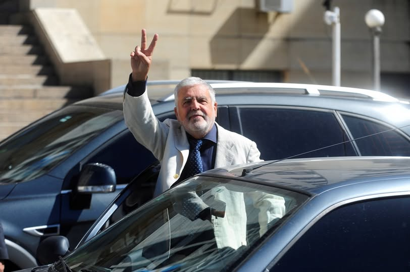 Budijoly's tweet photo. La Cámara Federal de Casación Penal le concedió la prisión domiciliaria a Julio De Vido
La Justicia determinó que el exministro (condenado por no adivinar que el motorman Marcos Cordoba no iba a frenar provocando la Tragedia de Once) es un paciente de alto riesgo cardiovascular. https://t.co/TUIGZ9aD7X