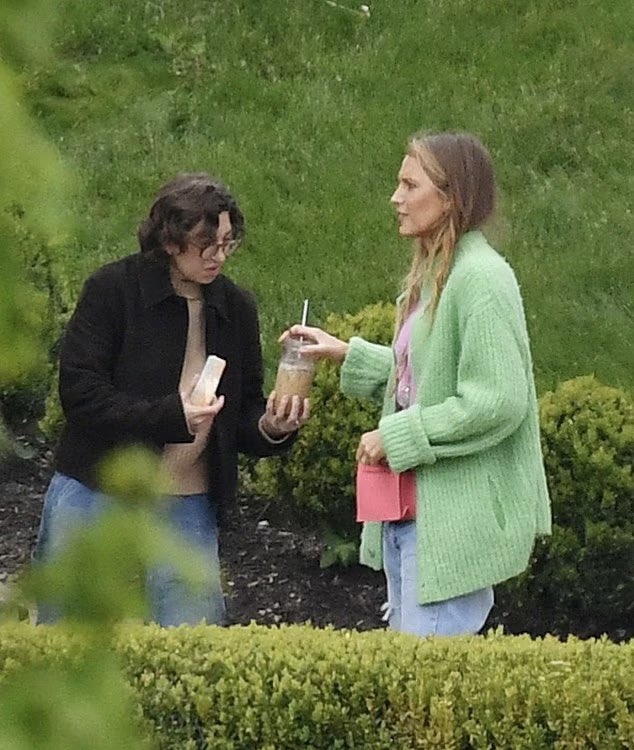 bofblakelively's tweet photo. Blake Lively shares a coffee with a friend in Northern Westchester, NY. 💚 https://t.co/dTophUcP4B