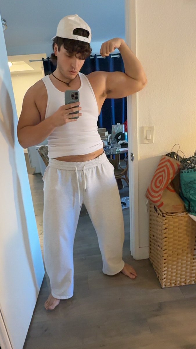 Magic Muscle Bro tweet media