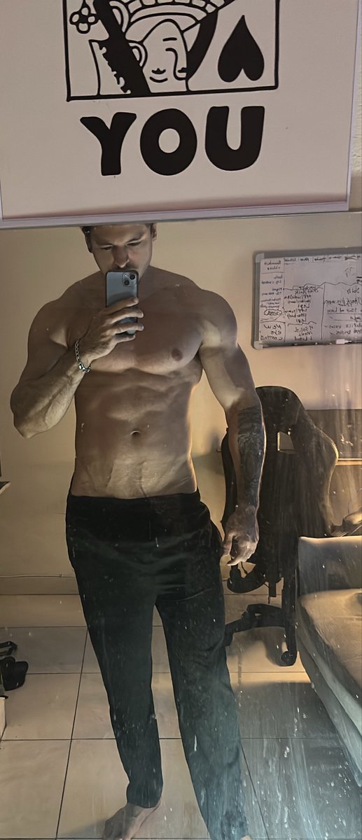 Lucasfit24's tweet photo. A muscle god

#musclegod https://t.co/ptfgQ0oaUm