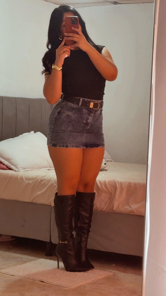 EMMA_BLOSSO's tweet photo. A short skirt for these big, soft legs! 😍🔥#baddie #beautiful #model #sexy #OnlyFansBabe https://t.co/1BLU79zdWd
