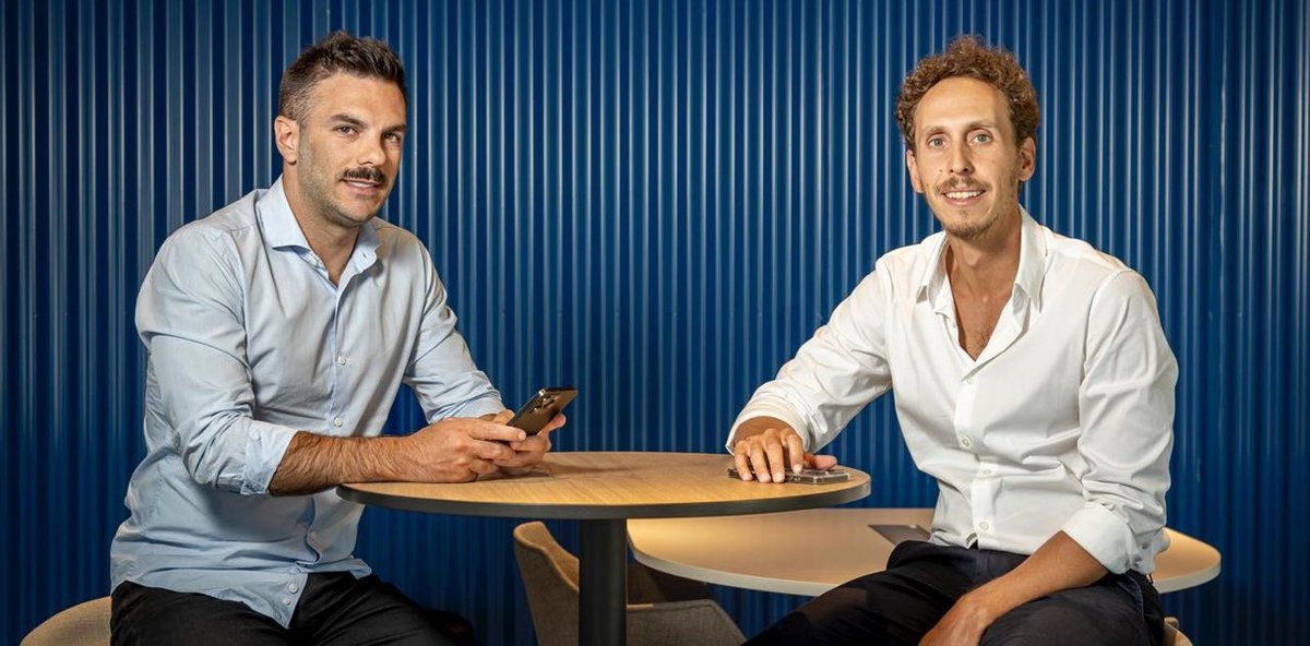 clarincom's tweet photo. COCOS REPORTÓ GANANCIAS MILLONARIAS

La fintech fundada por Nicolás Mindlin y Ariel Sbdar presentó un balance con fuertes resultados positivos: alcanzó ingresos por casi US$ 50 millones en 2025, un aumento de 75% interanual y ya administra más de US$ 2.000 millones. Además, espera autorización del BCRA para comenzar a operar como banco tras la compra de Voii. La empresa proyecta expandirse en la región.

Testimonios

“2025 marca un punto de inflexión para Cocos. Fue el mejor año en nuestra historia y, al mismo tiempo, una validación del modelo que venimos construyendo desde el inicio: una compañía financiera enfocada en producto, rentable y con capacidad de escalar” — Nicolás Mindlin, presidente y cofundador de la compañía.

“Pocas empresas del sector hacen públicos sus estados contables. Nosotros elegimos hacerlo porque ser transparentes es lo que nos trajo hasta acá” — Ariel Sbdar, CEO y cofundador de Cocos.

(+) en Clarín: https://t.co/NjOU0shtTQ