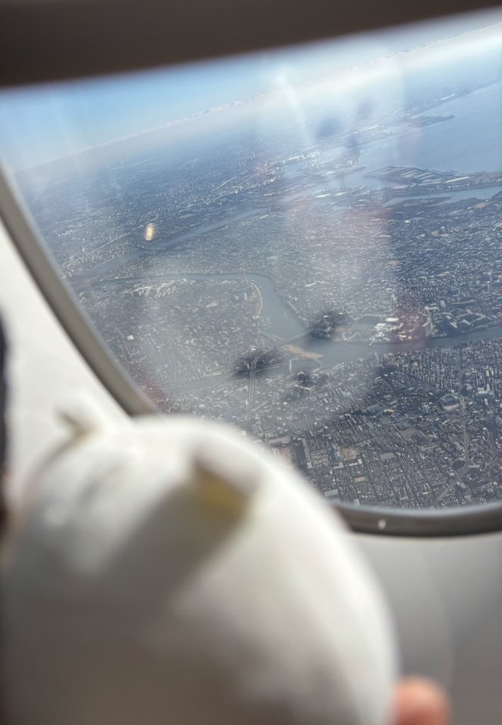 ✈️🐻‍❄️️︎︎☁