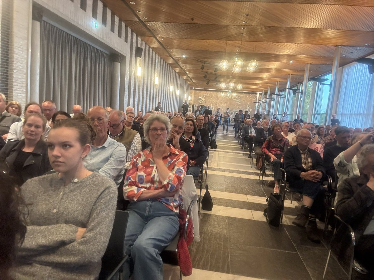 Hoewel alle LVVN-Kamerleden waren uitgenodigd waren alleen <a href="/JAKoorevaar/">Jan Arie Koorevaar</a> en ik namens de TK bij de première (die gefaciliteerd werd door <a href="/ZoetHarold/">Harold Zoet</a> <a href="/provgelderland/">Provincie Gelderland</a>). Verder zat zaal vol belangstellenden en was er een panel met o.a.  <a href="/H_Vreugdenhil/">Hermen Vreugdenhil</a> zie ook: natuurdocu.nl