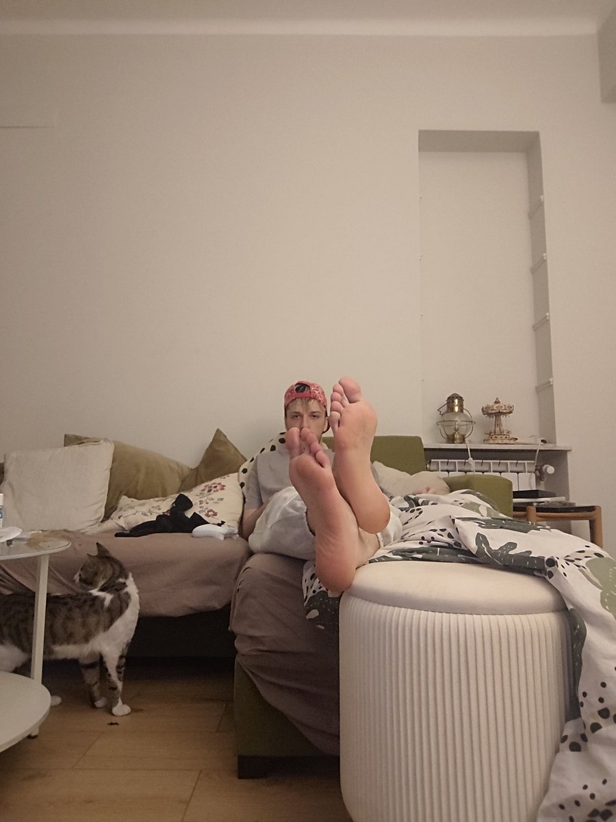 Gabb33331's tweet photo. Chi lecca i miei piedi mentre mi rilasso?😈😈
Scrivete in dm vermi😛😛 https://t.co/W7vgm9Nr1Y