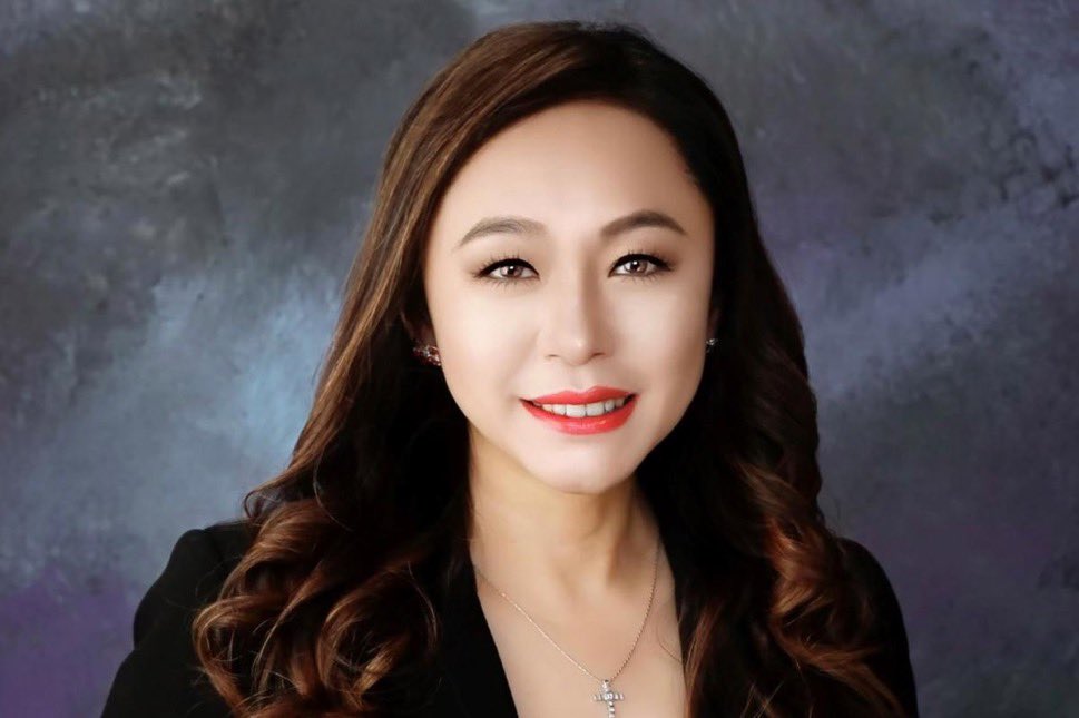 Q_May_007's tweet photo. 💥阿卡迪亚市长Eileen Wang承认自己是中国间谍，在令人震惊的认罪协议中与前情人经营���新闻网站

这位前阿卡迪亚市长在周一披露的联邦认罪协议中承认自己是中国非法外国代理人后辞职。
艾琳·王同意检察官的观点，即她与中华人民共和国合作，在2020年至2022年期间在美国领土上通过假新闻网站促进宣传。她于2022年11月当选为阿卡迪亚市议会议员——该市位于洛杉矶县内。
Wang与她当时的��婚夫Yaoning “Mike” Sun在一个名为“U.S.”的网站上合作。新闻中心”，根据法庭文件，它声称是美国华人的新闻来源。

但实际上，这对夫妇正在通过该网站执行北京的命令。
根据认罪协议，王和孙“执行了中国政府的指令”，发布了旨在促进中国的宣传，同时向他们的主人报告了显示有多少人查看了这些故事的屏幕截图。

中国利用她当时的未婚夫姚宁“迈克”孙通过美国监视台湾。

认罪协议称，在一次案件中，王的间谍大师命令她发表一篇由中华人民共和国撰写的文章，否认新疆地区存在种族灭绝和强迫劳动。
“新疆没有种族灭绝；包括棉花生产在内的任何生产活动中都没有'强迫劳动'这种东西。根据认罪协议，王的主人写道：“散布这样的谣言就是诽谤中国，破坏新疆的安全和稳定。”
王一步，她的处理者回信说：“这么快，谢谢大家。”

在另一个案例中，Wang的中华人民共和国老板赞扬了她某篇宣传片的页面浏览量。王回信说：“谢谢你，领导。”

周一下午，Wang在洛杉矶市中心的传讯中承认了联邦指控。她最多面临10年的监禁。
洛杉矶最高联邦检察官Bill Essayli表示，这不是中国第一次试图在美国施加影响。

Essayli说：“王女士只是最近担任中华人民共和国代理人的人，她能够升到她所在城市的最高级别的地方办公室，这应该让美国人重视。”

根据认罪协议的条款，王承认，她在中国官员的控制下行事，在美国宣传。
2024年，检察官指控孙犯有阴谋和作为外国政府的非法特工。

说，她和孙的关系在那一年结束了。她的前情人还担任过她市议会竞选的竞选经理。

王在2025年试图与孙保持距离，她说她“���为他人的行为负责”，也不会辞去她当时在市议会任职的职务。
2月，孙因担任中华人民共和国特工而被判处四年联邦监狱。
负责国家安全事务的助理司法部长John A.说：“多年来，孙接受并执行了中国政府官员的任务，通过传播中国宣传来歪曲我们的公共话语，并监视中国认为是威胁的美国团体。”艾森伯格。
检察官表示，孙和他的中国老板试图将王成为政治明星，希望她能获得高级职位，并推进中国在加州的目标。