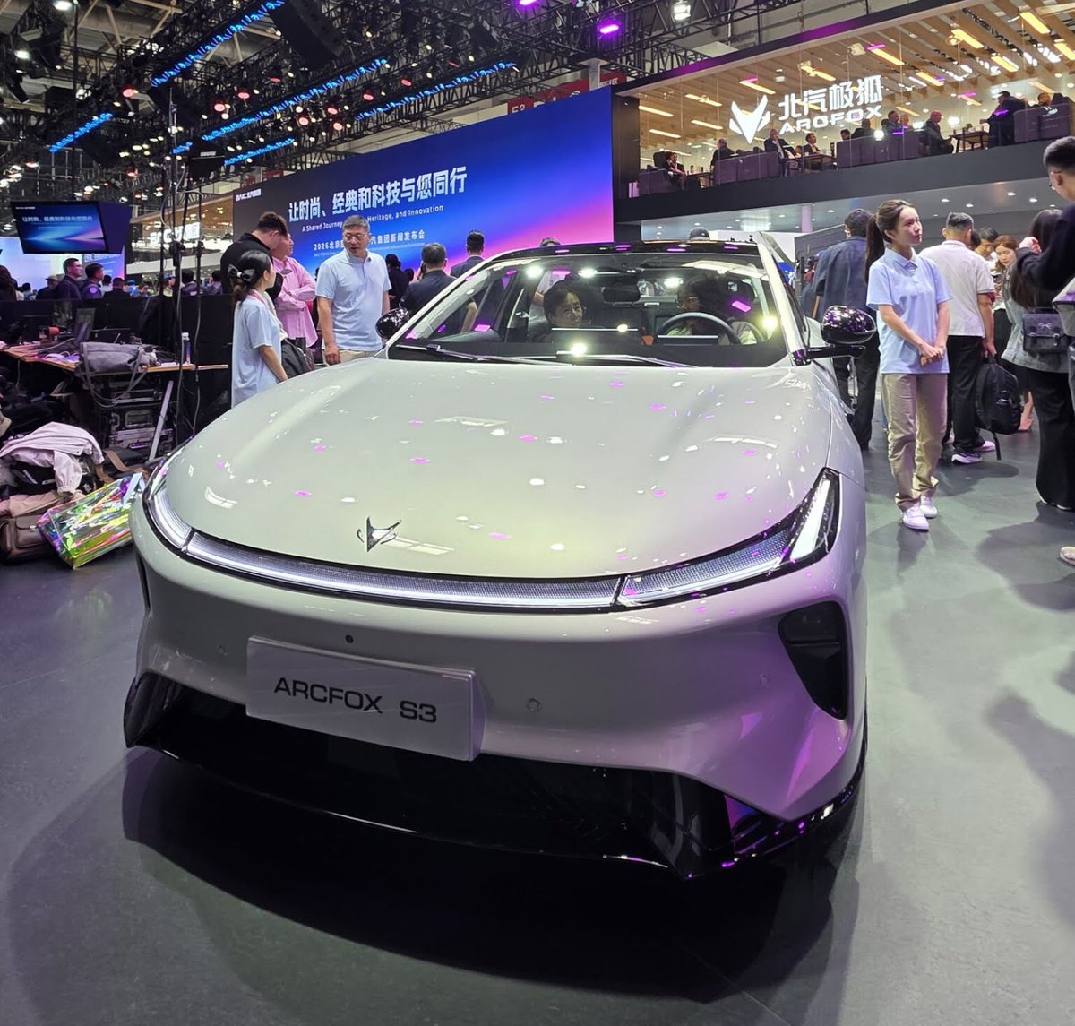 RealDerechaCL's tweet photo. #Arcfox 🇨🇳 cruza el Pacífico: el eléctrico premium de China elige a #Chile 🇨🇱
La marca premium de BAIC construyó su reputación en alianza con Huawei y Magna, superó una crisis de ventas y ahora apunta a Chile con cuatro modelos eléctricos. Arcfox en Chile es la apuesta más ambiciosa del grupo automotriz estatal chino por instalarse en el Cono Sur.
https://t.co/jsM3JCFaon