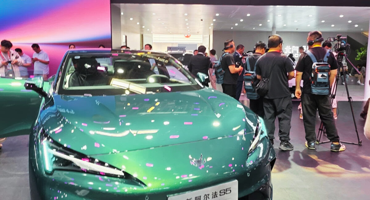 RealDerechaCL's tweet photo. #Arcfox 🇨🇳 cruza el Pacífico: el eléctrico premium de China elige a #Chile 🇨🇱
La marca premium de BAIC construyó su reputación en alianza con Huawei y Magna, superó una crisis de ventas y ahora apunta a Chile con cuatro modelos eléctricos. Arcfox en Chile es la apuesta más ambiciosa del grupo automotriz estatal chino por instalarse en el Cono Sur.
https://t.co/jsM3JCFaon
