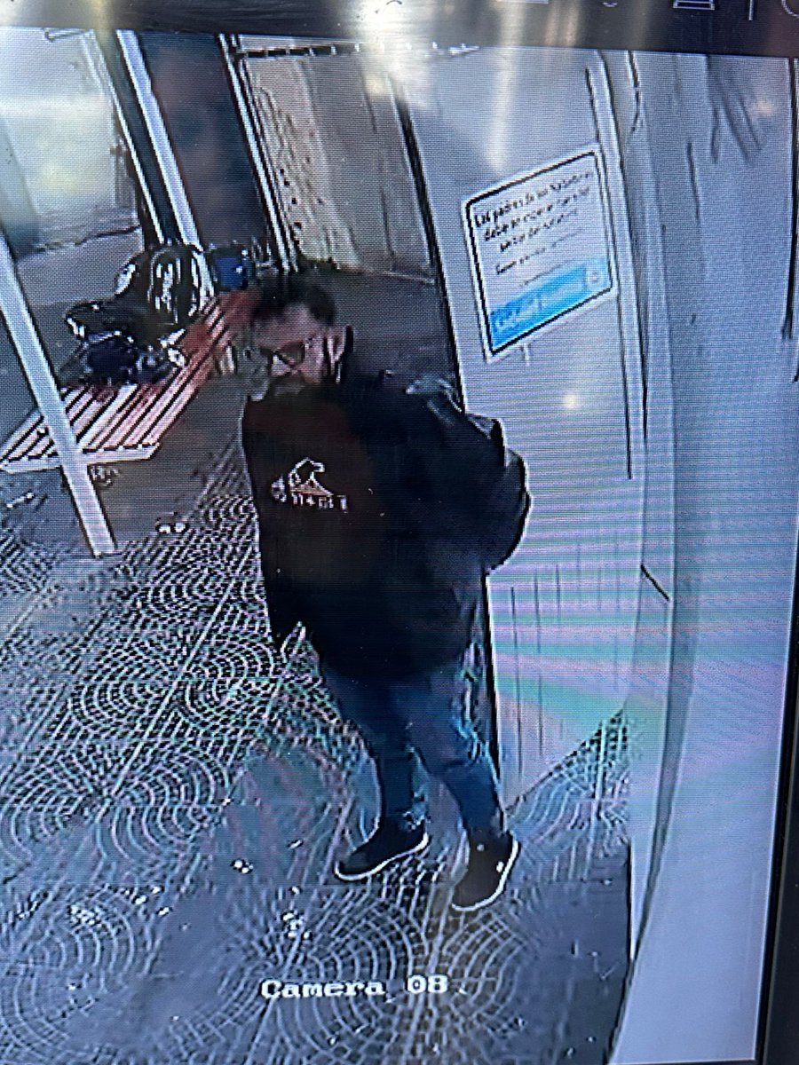 danielaacv2's tweet photo. @emergenciasAR @CalleDeRosario 
Ese sujeto, robó una billetera a un profesor en el club Tiro Suizo. Si alguien sabe quién es o lo reconoce avisen. Gracias https://t.co/iAw9iApqQZ