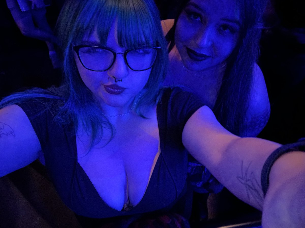 Invisairplanes's tweet photo. forever two hot barricade baddies https://t.co/a3pKS7N22Y