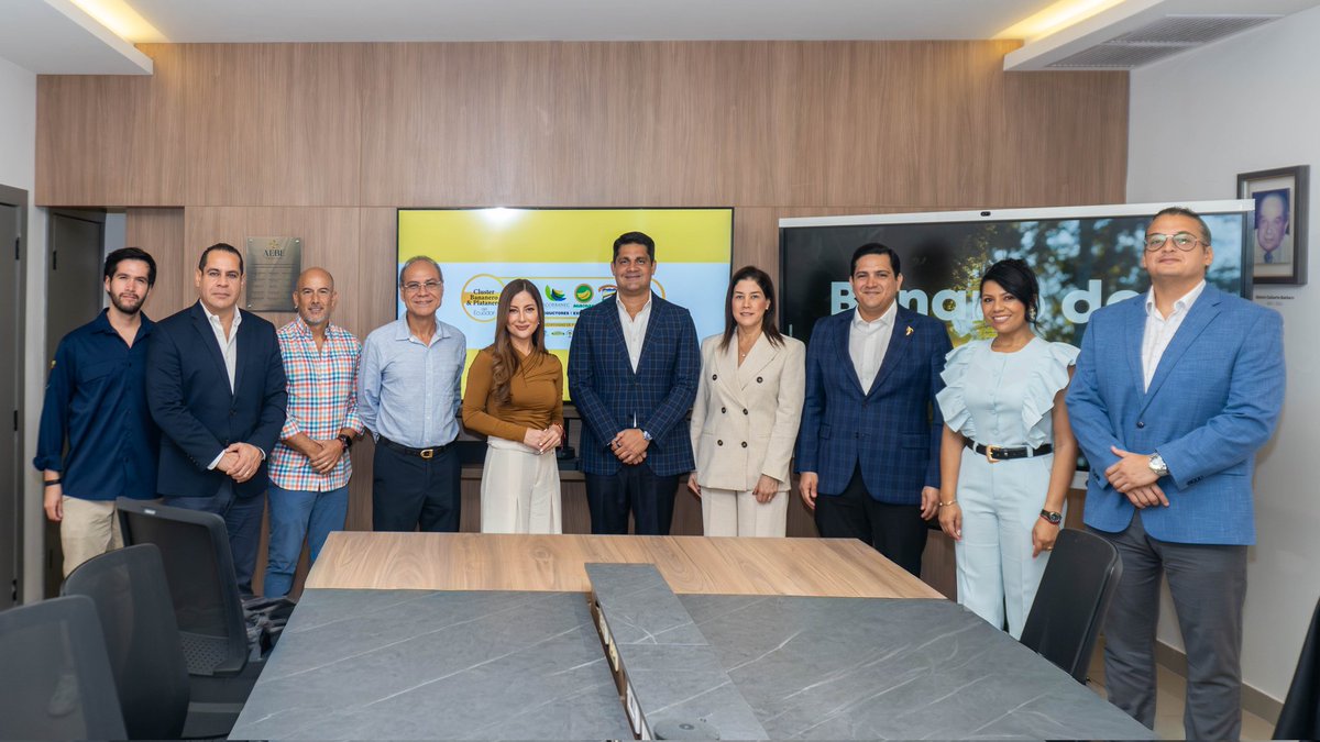 AgrobanEC's tweet photo. El @Clusterbananero sostuvo reunión con asambleísta @Lucia_Jaramillo para encaminar estrategias comerciales a nivel internacional y local que beneficien al sector agroexportador , entre estos al mejor #banano del mundo 🌎. #Ecuador
🇪🇨🍌💪 https://t.co/myL1wFa878