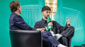 roro_bayern's tweet photo. Les directeurs sportifs du Bayern et de Stuttgart, Christoph Freund et Fabian Wohlgemuth, étaient à Berlin pour la cérémonie de remise du trophée de la DFB-Pokal.
Christoph #Freund :
« Cela fait longtemps que le Bayern n’est pas venu à Berlin. Nous y sommes maintenant et nous voulons ramener le trophée chez nous. Nous n’aurions pas pu tomber sur une finale plus difficile. Le VfB est le tenant du titre, il pratique un très bon football et est toujours au rendez-vous dans les matchs importants. Je suis déjà allé à Berlin en tant que spectateur. C'était un match Bayern-Dortmund. Tout y est beaucoup plus grandiose, c'est une soirée magique. Ce sera certainement une soirée très spéciale »
#Wohlgemuth : « Sur le papier, les favoris sont évidents, mais je pense tout de même que nous avons une chance. Nous voulons revivre ce que nous avons vécu l'année dernière »
Atakan Karazor (capitaine de Stuttgart) :
« Le Bayern est tout simplement la meilleure équipe d’Allemagne et l’une des meilleures équipes du monde, nous le savons. Et c’est ainsi que nous aborderons le match. Nous nous sentons en position d’outsiders. Mais nous voulons donner du fil à retordre au Bayern et nous l’avons déjà battu par le passé. »