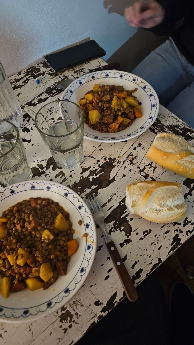 En la discusión sobre la pareja y la guita con novia acordamos que yo le dono todo mi sueldo y a cambio ella me cocina guiso de lentejas