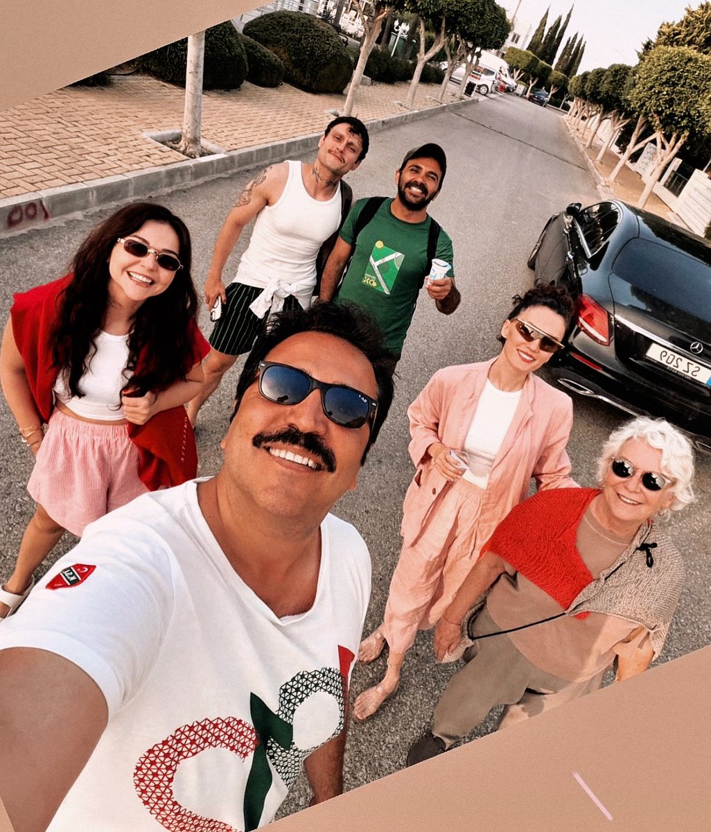 🎬 The cast of the series is in a very good mood 😌🩷🌸In the photo are the actors:

Nanuka Stambolishvili
Cansu Diktaş
Serkan Tastemur
Meriç Rakalar 
Musab Ekici
İpek Bilgin

can’t wait to see you all 🤩

#NanukaStambolishvili #İnsanlar