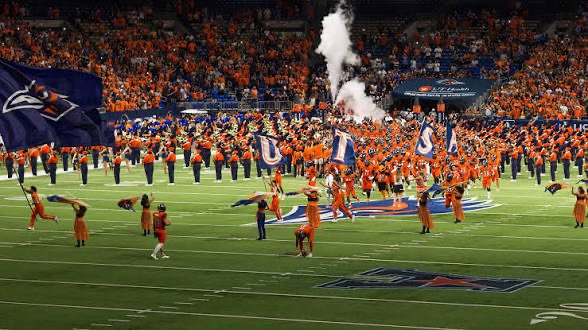 Kasongothands's tweet photo. #AGTG After a great conversation with @colyngivens I’m blessed to receive my 2nd D1 Offer from UTSA
@b_hoss_mac @MikeRoach247 @samspiegs @Youngbullz22 @karsensellers https://t.co/O6PgNaXlsY