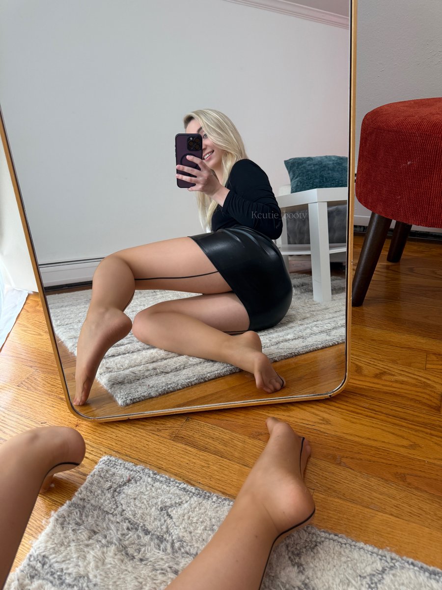Cutiebootynylons tweet media