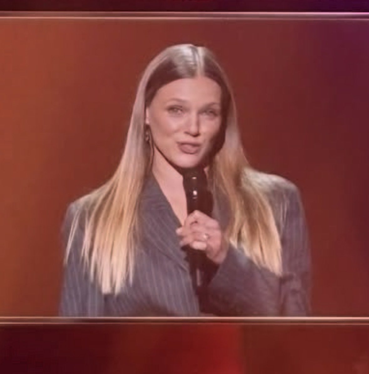 Dutchie0325's tweet photo. Look at our Sunshine Queen all glammed up and  presenting her new show at the #upfront https://t.co/CdulyZE2yP