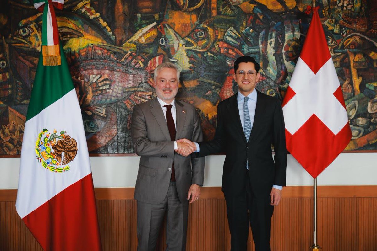 CH_Mexico's tweet photo. El Embajador Piffaretti sostuvo un encuentro con el Canciller de México, @r_velascoa , para conversar sobre cooperación bilateral, política multilateral y el fortalecimiento de los lazos entre 🇨🇭 y 🇲🇽.

Suiza reafirma su compromiso con una agenda de soluciones compartidas. https://t.co/SW1aUHp1c2