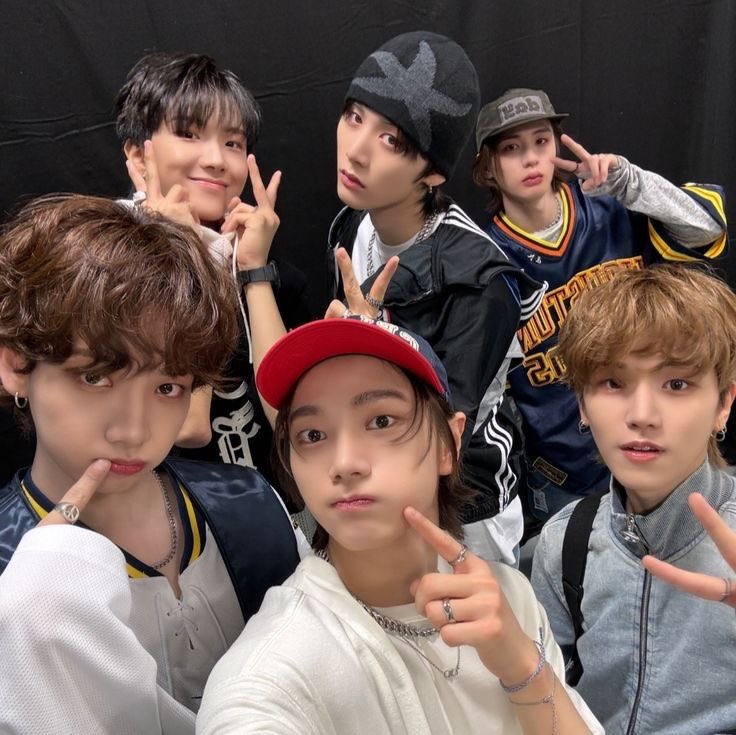 ray 𝜗ৎ woonhak is HOME tweet media