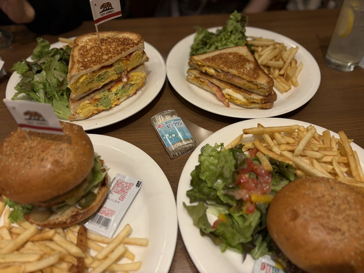 21Kyokuto's tweet photo. おはよ(ˊᗜˋ)/♡☁️  
今日はパンの日🥪🍔  
朝から見てはいけない写真を置いておきます😂  
ハンバーガーもサンドイッチも  
ポテトまで並んでると、  
もう幸せ渋滞🤤🍟  
あ〜お腹空いたー😂
#富山x会⛰️
#北陸twitter会
#企業公式が毎朝地元の天気を言い合う https://t.co/4os0cmfrl5