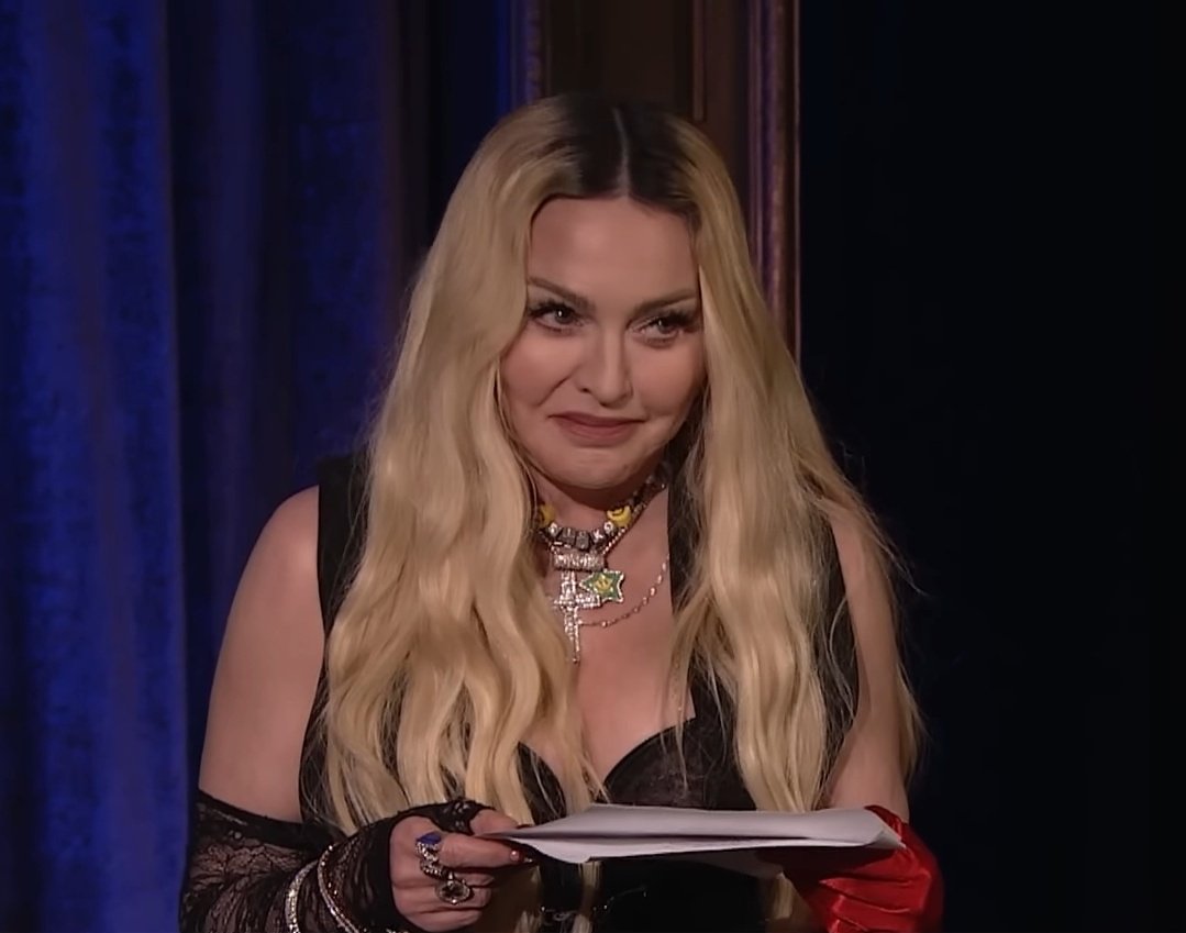 deneuvess's tweet photo. ai disseram que o michael jackson n quis pegar a madonna pq ela já tinha dado uns pegas no prince antes https://t.co/iR1vInscEW