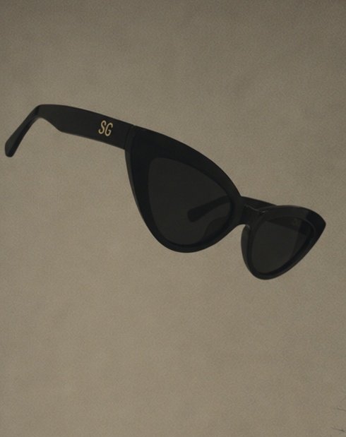 shadedgoddess's tweet photo. The Zhandra Collection pairs exaggerated cat-eye architecture with lightweight comfort, dark premium lenses, and UV400 protection for women who wear confidence like couture.
#shadedgoddess #techeyewear #exclusivecollection https://t.co/joHDEERiYo