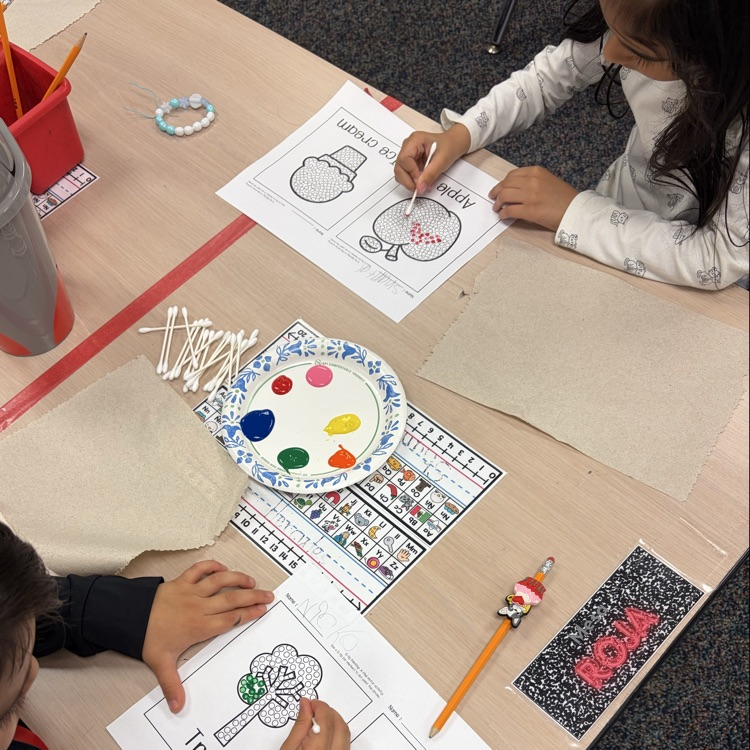 JeterElem's tweet photo. Mrs. Gomez’s class is continuing their ABC Countdown! 🎉 Q is for Q-tip painting! https://t.co/LoT3Mbmbs0