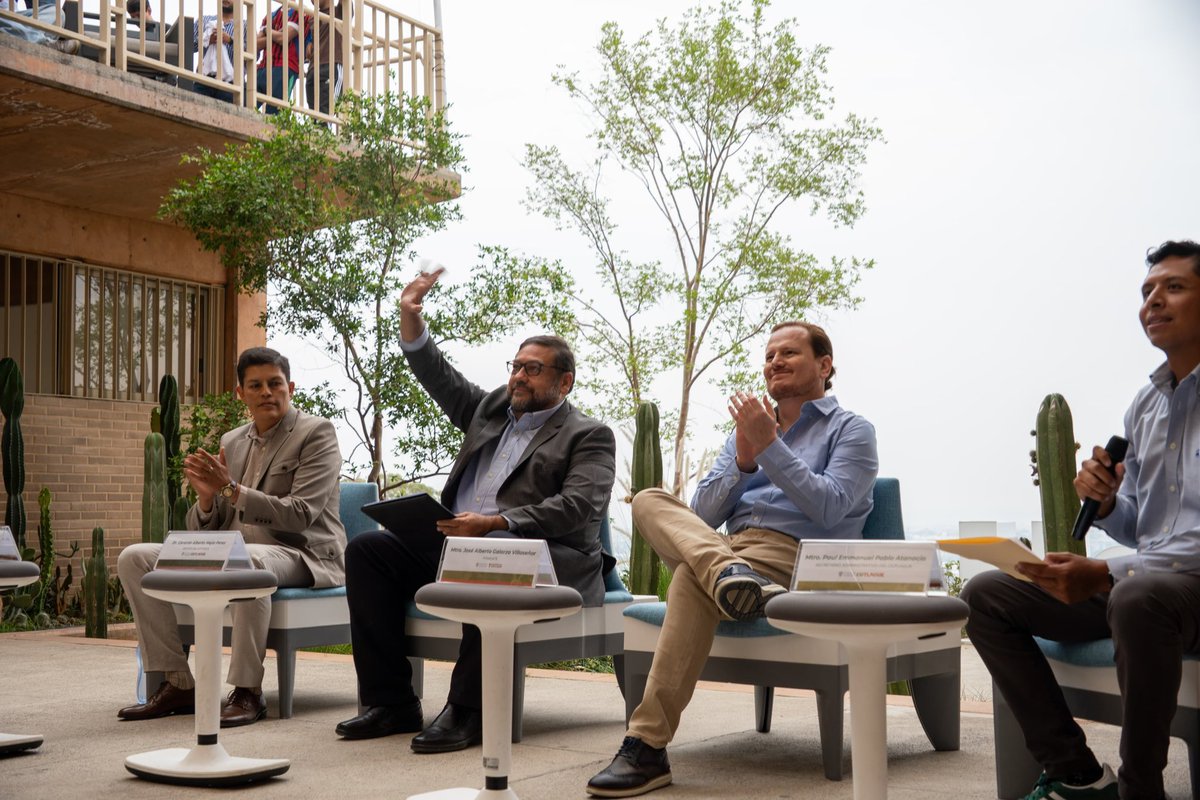 EsRojoMx's tweet photo. Cerré el Bootcamp Futuros Posibles del @CUTlaque_Udeg con una conversación sobre los desafíos que enfrentan las nuevas generaciones en un mundo cada vez más desigual y tecnológicamente acelerado.

Hablamos de impuestos a los grandes capitales, ingreso digno universal, seguridad social para todas y todos y de los enormes retos políticos y éticos que trae la inteligencia artificial.

Pero también de algo fundamental: ningún futuro deseable se construye desde el individualismo. Los grandes cambios llegan cuando las personas se organizan, participan y exigen reformas que pongan la dignidad humana al centro