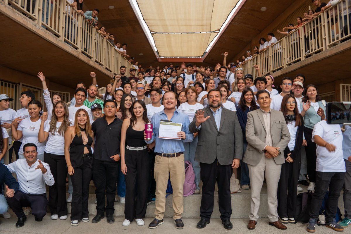 EsRojoMx's tweet photo. Cerré el Bootcamp Futuros Posibles del @CUTlaque_Udeg con una conversación sobre los desafíos que enfrentan las nuevas generaciones en un mundo cada vez más desigual y tecnológicamente acelerado.

Hablamos de impuestos a los grandes capitales, ingreso digno universal, seguridad social para todas y todos y de los enormes retos políticos y éticos que trae la inteligencia artificial.

Pero también de algo fundamental: ningún futuro deseable se construye desde el individualismo. Los grandes cambios llegan cuando las personas se organizan, participan y exigen reformas que pongan la dignidad humana al centro