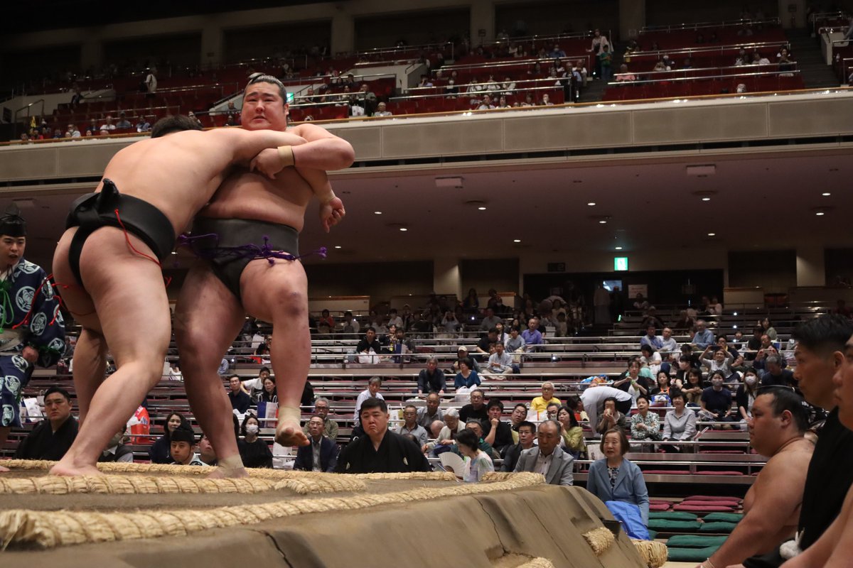 sumokyokai's tweet photo. ＜三日目の様子＞
幕下取組
大森（2勝）　寄り切り　春雷（1勝1敗）
#sumo #相撲 #五月場所 https://t.co/uZPJGzT2vU
