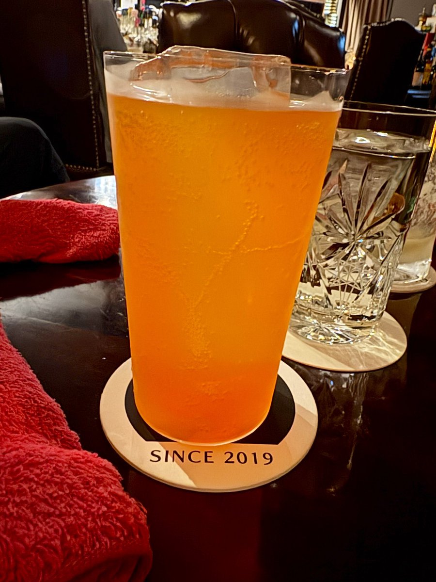 FM13411's tweet photo. 昨日の夕飯は豪華なところに連れて行ってもらいました(*´艸`)
料理はとても美味しかったですし、カクテルもどれも飲みやすかったです😋🍸 https://t.co/lsuq0qp2mI