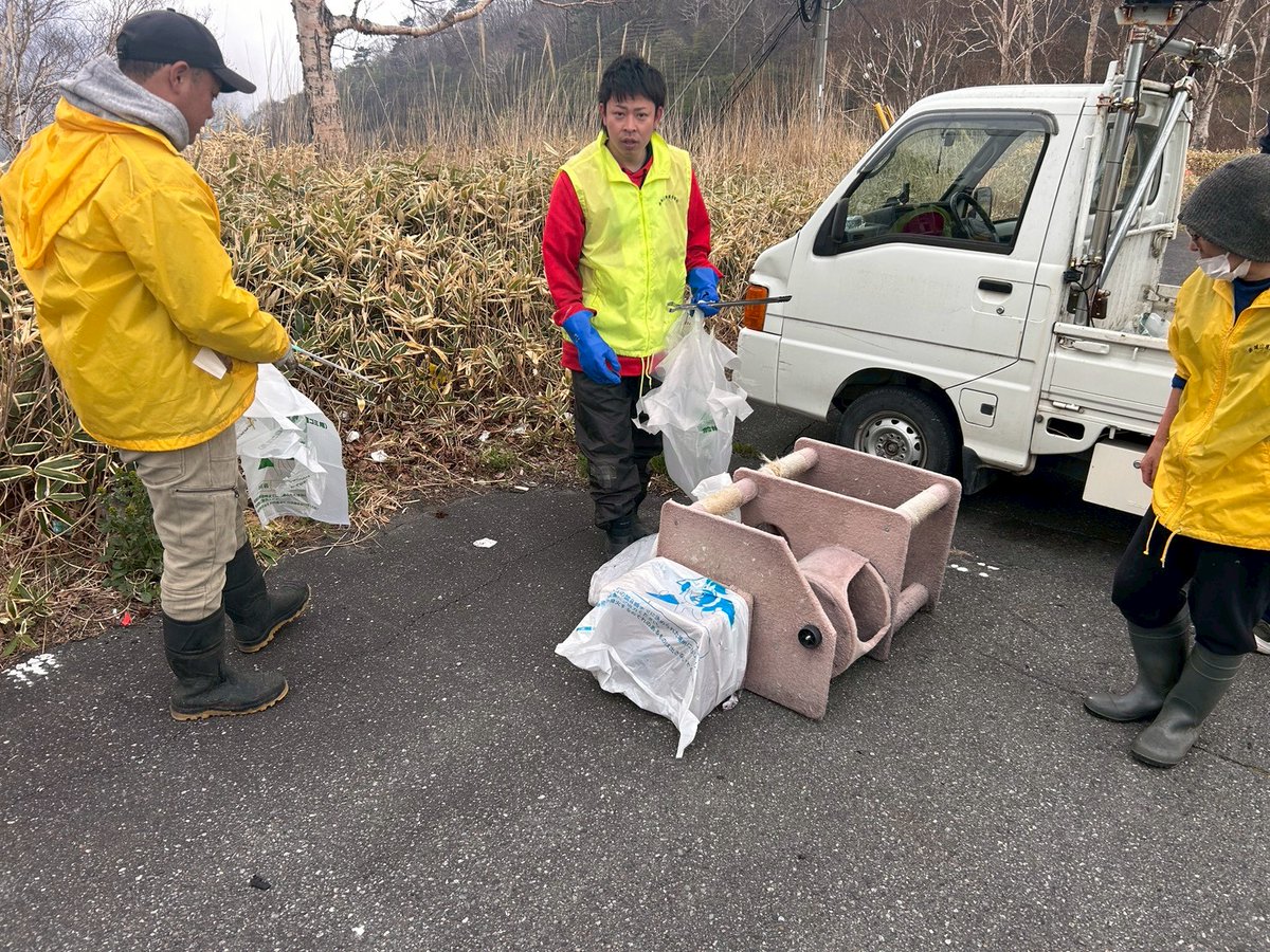 ao18719048's tweet photo. ☆春の全体清掃
小沼〜姫百合🅿️まで県道4号線沿い中心に地元民サポート総勢25名でゴミ拾いを行いました。走り屋のポイ捨て多くいい加減にしろと言いたいですね👹ご参加頂いた皆様お疲れさまでした🙇
#赤城山
#大沼湖畔
#百名山
#自治会
#清掃委員会
#観光連盟
#イマソラ https://t.co/5nTjkNQ4ff