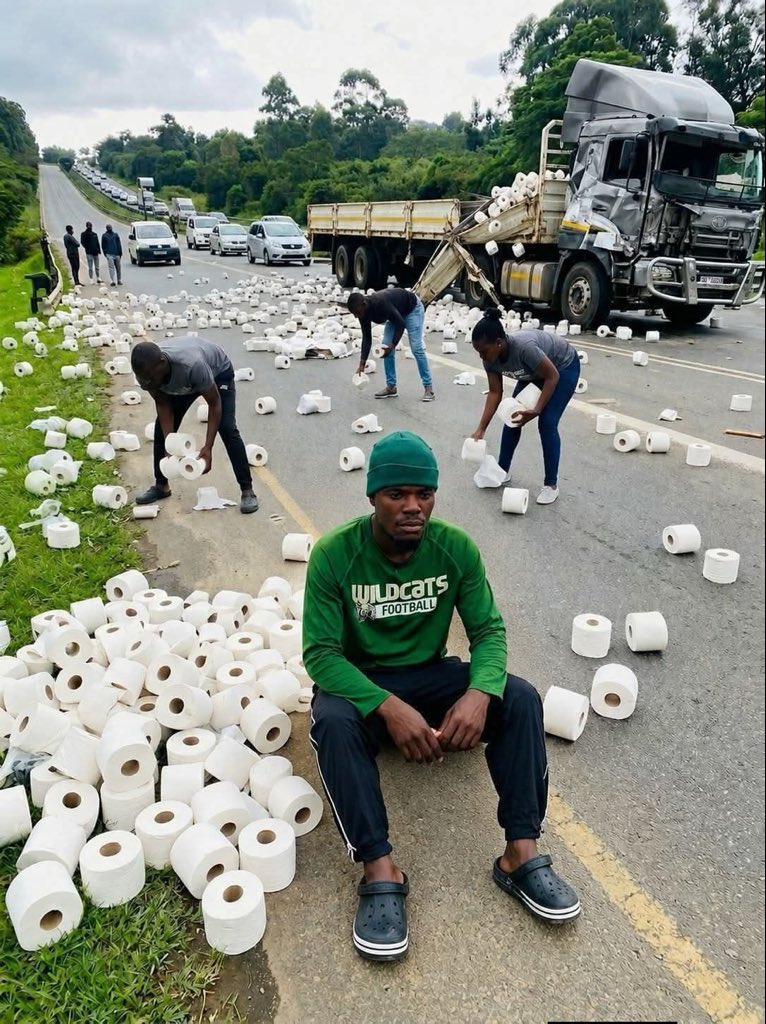 ShaffiuK's tweet photo. The most Useless Accident in life 😂😂 https://t.co/tXvfcXl3JE