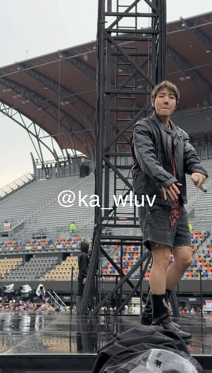 ka_wluv's tweet photo. Momentos exactos en los que Hobi leyó mi cartel 😔😭 https://t.co/ibShxWfKQd